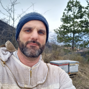 Morgan Bertin apiculteur en vareuse